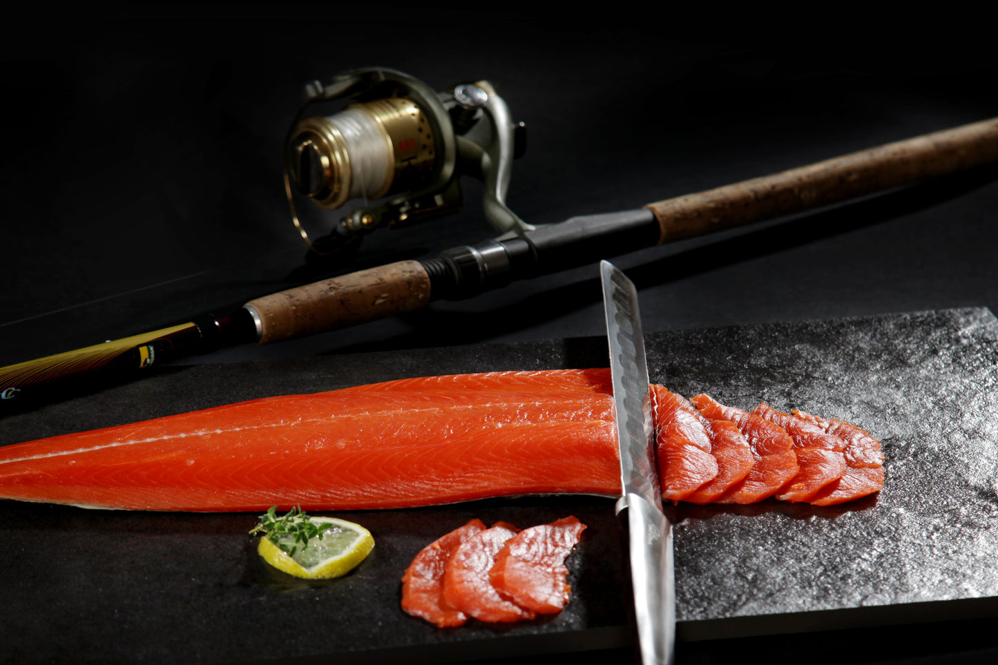 Youkon Red Salmon - ganze Seite geräuchert & geschnitten 730g in edler Naturholzverpackung