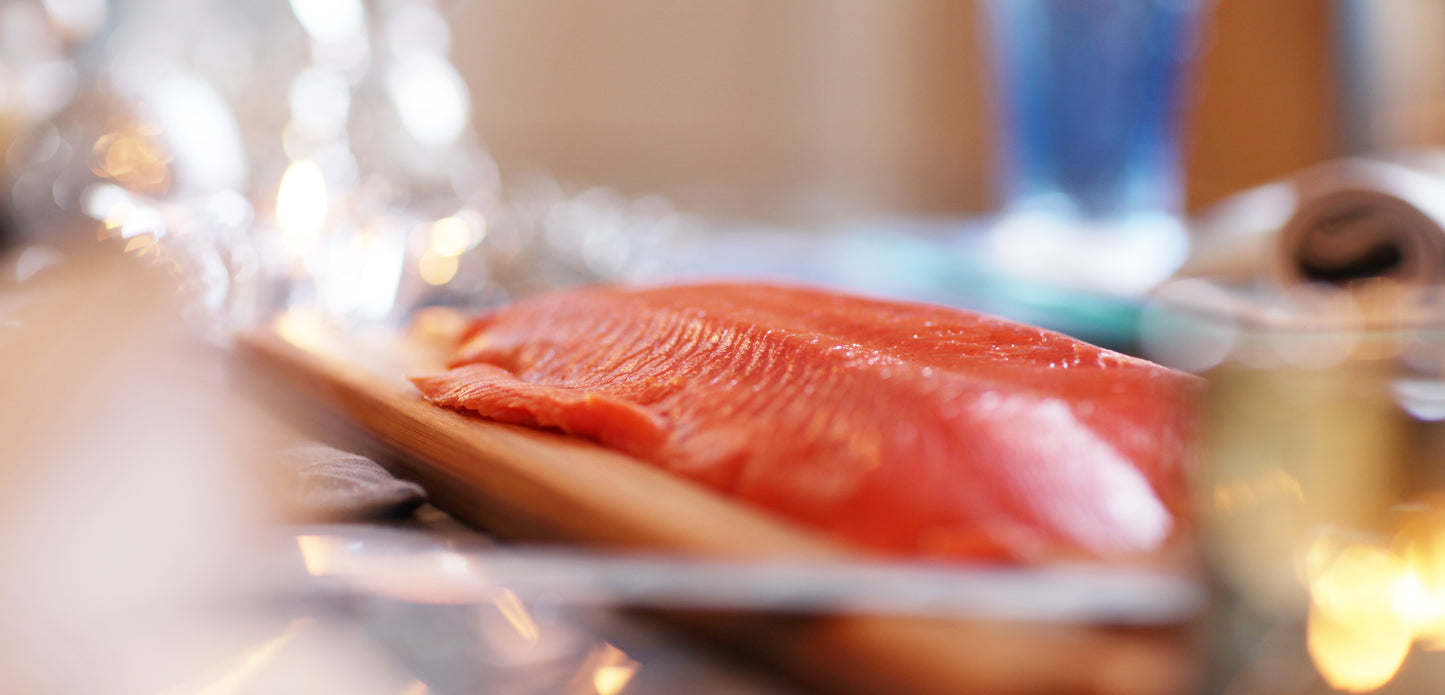 Youkon Red Salmon - ganze Seite geschnitten in edler Naturholzverpackung
